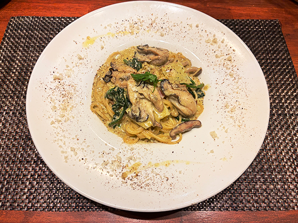 サロマ産牡蠣と雪の下キャベツのちぢみほうれん草クリームソースパスタ