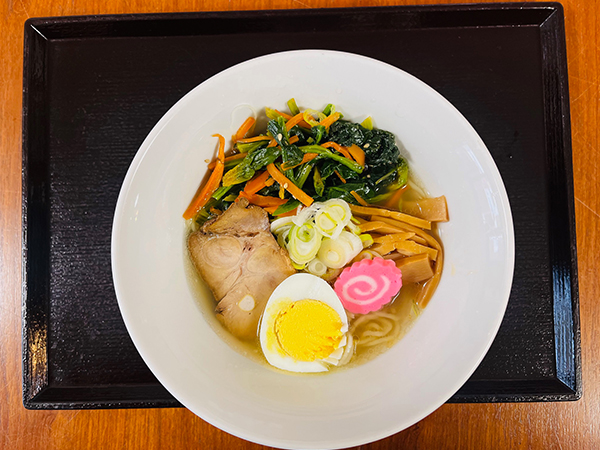 ちぢみほうれん草のナムル入り塩ラーメン
