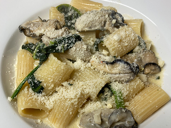 ちぢみほうれん草と牡蠣のクリームソース　リガトーニ
